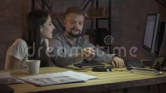 一个男人和一个女人在电脑办公室工作谈得很好工作过度视频的预览图