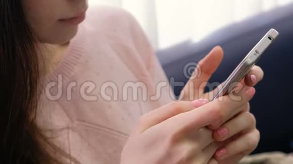 特写女人手在打字无法辨认的女人穿着粉红色毛衣和粉红色指甲视频的预览图