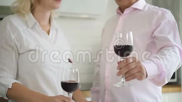 退休夫妇在厨房喝酒视频的预览图
