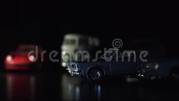 老式灰色汽车的背景玩具汽车一束光线对汽车产生日出效果视频的预览图