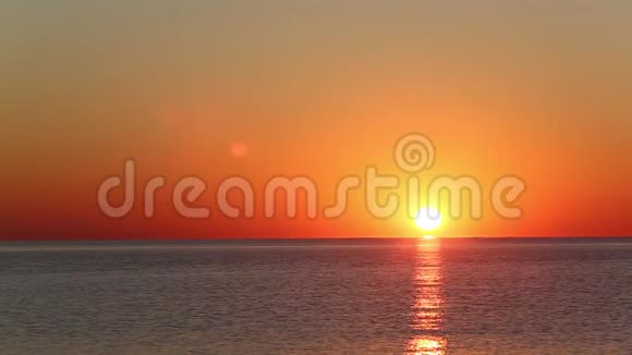 平静的海面上日出太阳从海面上升起一道美丽的光线反射在海面上视频的预览图