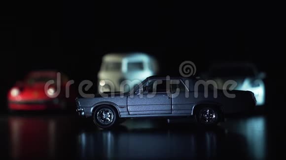 玩具车的前景是灰色的背景是一群玩具车视频的预览图