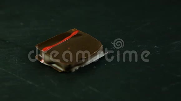 黑色餐桌上小方块巧克力糖果的特写慢全景视频的预览图