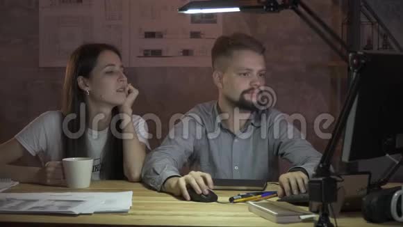 男人和女人深夜工作办公室在电脑上工作关于工作的讨论视频的预览图