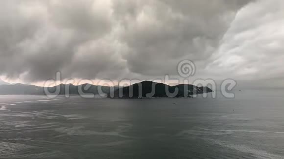 雨前天空的云层变幻莫测形成了壮观的景象视频的预览图