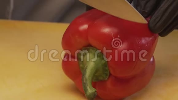 贴身厨师戴防护手套切红铃椒视频的预览图