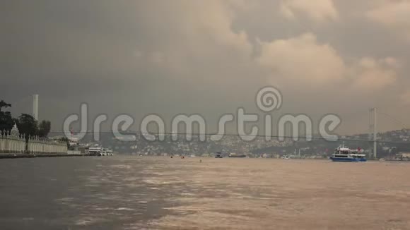 伊斯坦布尔全景到7月15日烈士桥与移动汽车从海上到移动的船只在空中飞翔的鸟儿视频的预览图