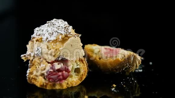 加焦糖奶油和樱桃的法式甜点焦糖糕点视频的预览图