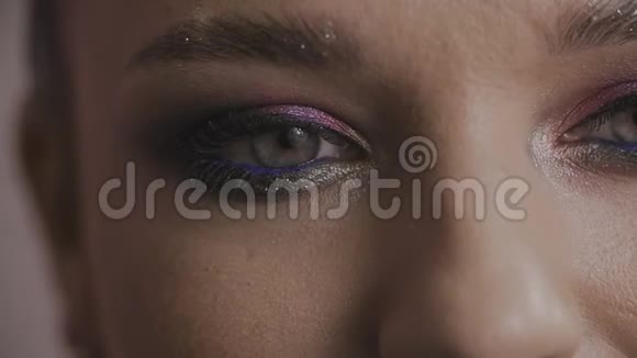 慢动作用大化妆刷涂化妆品的女孩特写视频的预览图