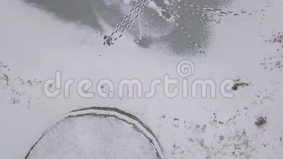 冰面上的脚印在上面视频的预览图