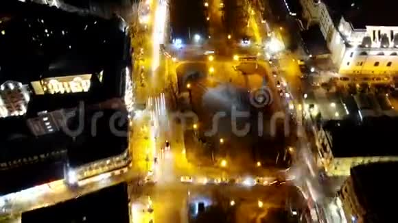 从顶部可以看到利沃夫繁忙的街道在夜间的超时间流逝交通拥挤视频的预览图