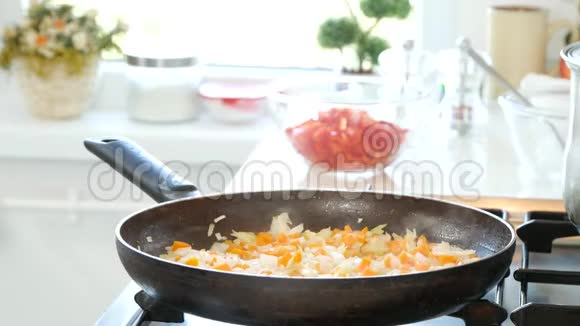 锅子里放着蔬菜在厨房里烧着中餐视频的预览图