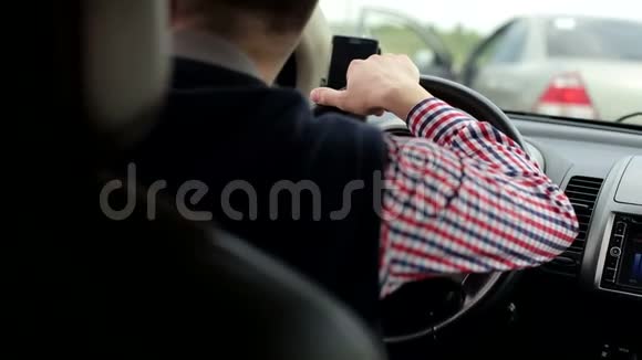 一个人在交通中坐在汽车的车轮上视频的预览图