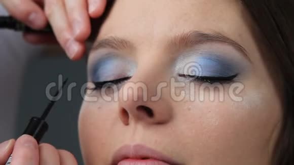 化妆师将黑色眼线应用于模型眼全高清视频的预览图
