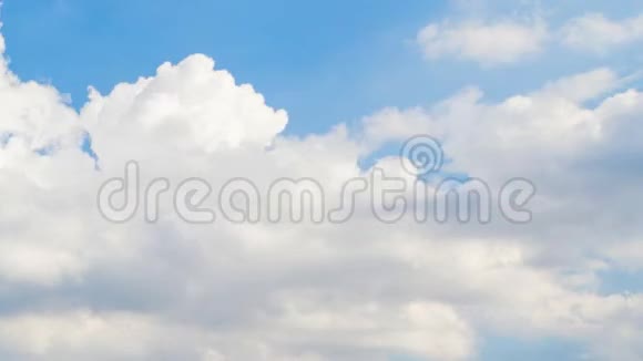 风天的云天是蓝色的视频的预览图