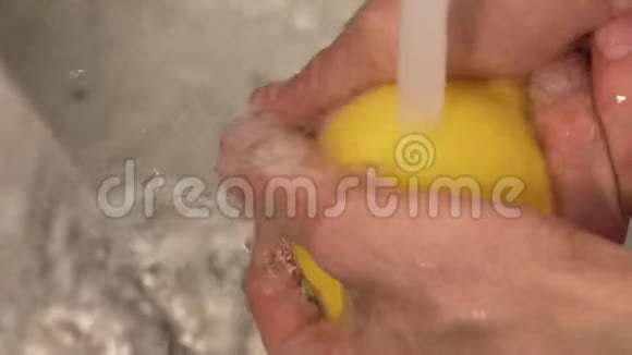 特写男性手握柠檬并清洗它视频的预览图