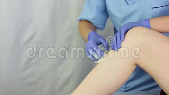 一个美容师的手使一个女孩的膝盖腿颤抖视频的预览图