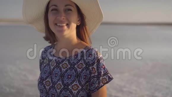 快乐的假期女人微笑着快乐的暑假盐湖附近的日落时间视频的预览图