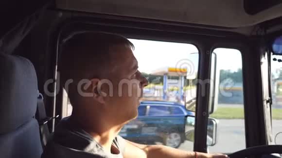 男性卡车司机的简介卡车司机坐在车上男子手握方向盘驾驶卡车通过视频的预览图