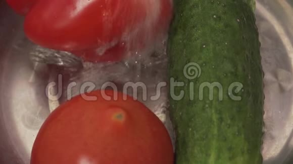用红椒和番茄浇上一个碗视频的预览图
