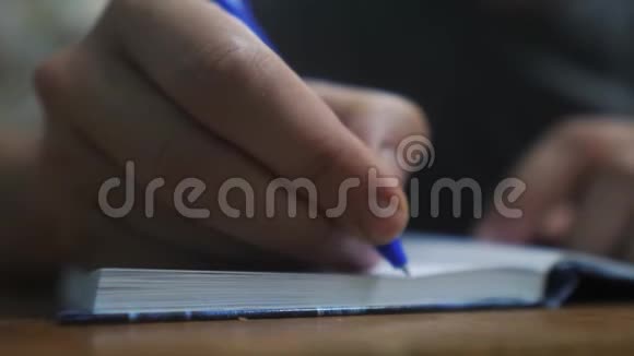 人在笔记本上写字男人的手写在记事本上理念生活方式商业教育男人做笔记视频的预览图