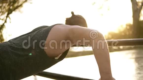 运动健身年轻肌肉男在街上锻炼白人运动员做俯卧撑视频的预览图