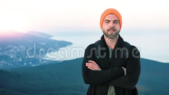 日落时分站在山顶的欧洲友好的嬉皮士视频的预览图