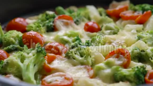 自制蔬菜比萨饼与西兰花番茄和奶酪视频的预览图
