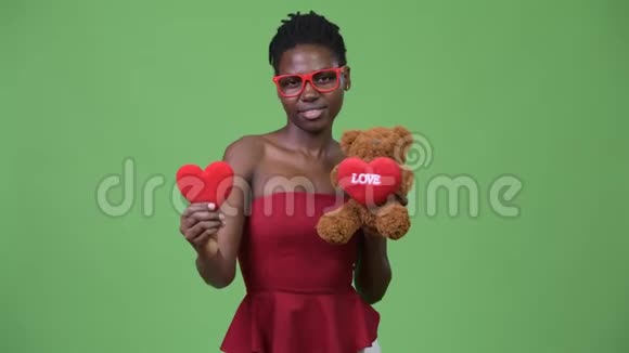 年轻漂亮的非洲女人准备好情人节视频的预览图