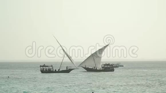 木制帆船在海浪中航行视频的预览图