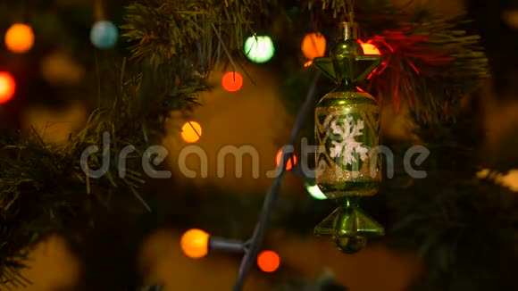 圣诞树上有照明花环树枝上有装饰玩具视频的预览图