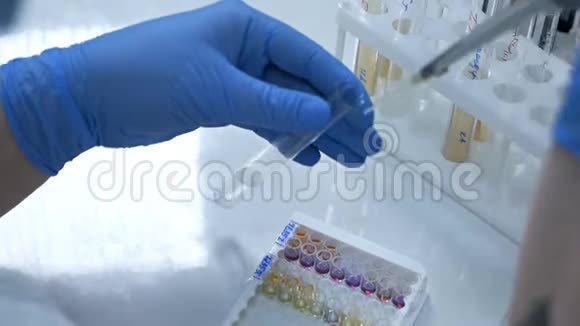 创造一种生物药物为特定疾病提供获得性免疫的激活女性研究员视频的预览图