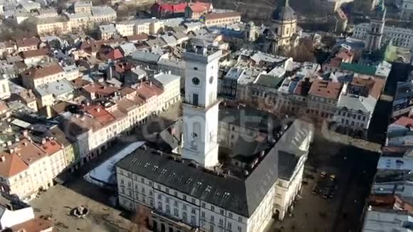 令人震惊的是利沃夫市拥有其美丽的市政厅大楼视频的预览图