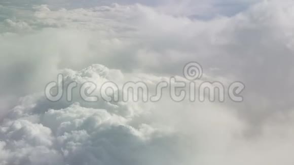 从飞机上看到移动的白雪白云天空背景天堂乘飞机在云层中飞行视频的预览图