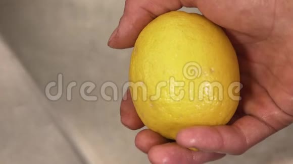 特写男性手握柠檬并清洗它视频的预览图