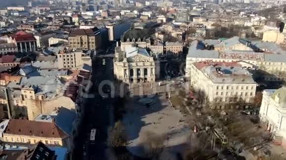 利沃夫市美丽繁忙的道路交通繁忙时间过长视频的预览图