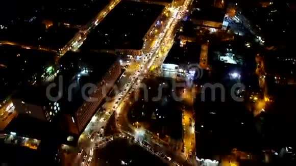 令人惊叹的夜晚城市充满了五颜六色的灯光和交通拥挤的道路超短时空中拍摄视频的预览图