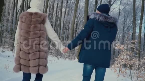 穿过冬林的夫妇视频的预览图