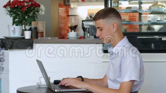 穿蓝色衬衫的商人在咖啡馆里用手表付账视频的预览图