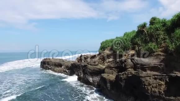印度尼西亚巴厘岛海滩海岸的悬崖从空中追踪环境可持续性概念视频的预览图