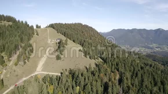 4k空中飞行德国巴伐利亚布劳尼克山森林冷格里斯伊萨阿尔卑斯山卡昆德尔从高处俯瞰风景视频的预览图