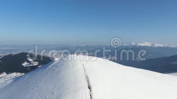 山上覆盖着白雪和树木有很多人站在山顶上空中拍摄视频的预览图