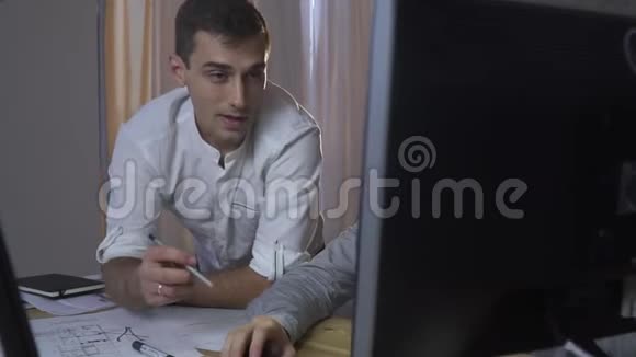 一个穿着白色衬衫的男人在显示器上显示一支铅笔有点慢动作视频的预览图
