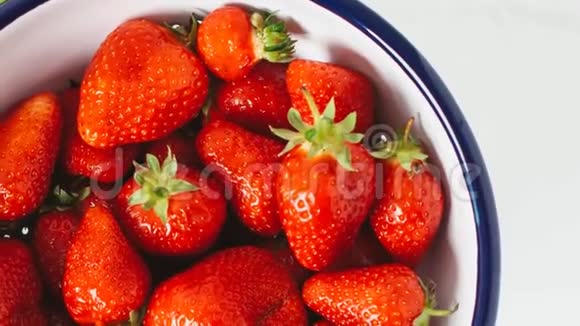 红草莓排列着美味的水果背景视频的预览图