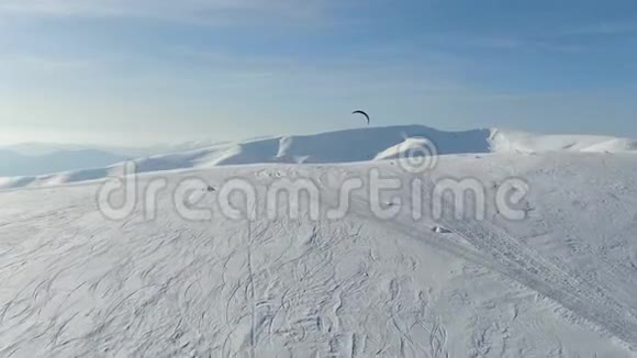 令人叹为观止的雪山和小山空中射击一个人正在快速滑行空中射击视频的预览图