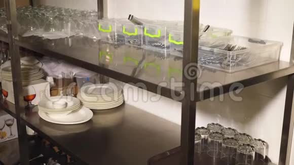 自助餐厅食堂厨房内的餐具玻璃器皿眼镜餐具视频的预览图