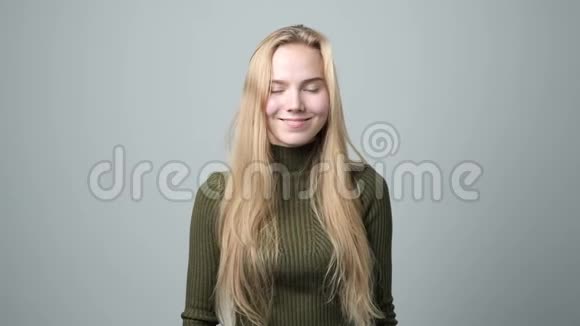 工作室里的微笑女孩肖像在镜头前微笑的幸福女人视频的预览图