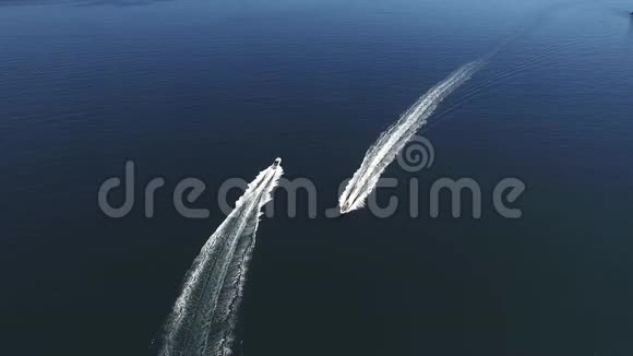 两艘白色快艇在碧海航行视频的预览图