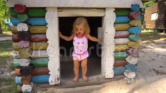 小女孩在小木屋里玩耍视频的预览图