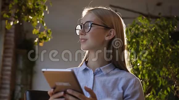 描绘年轻的高加索女学生在办公楼里使用无线平板电脑漂亮的商务女性平板电脑视频的预览图